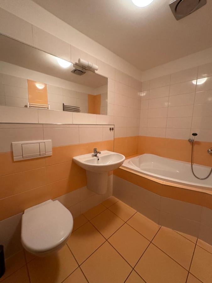 Apartman Ab Kryte Parkovani Zdarma 捷克布杰约维采 外观 照片
